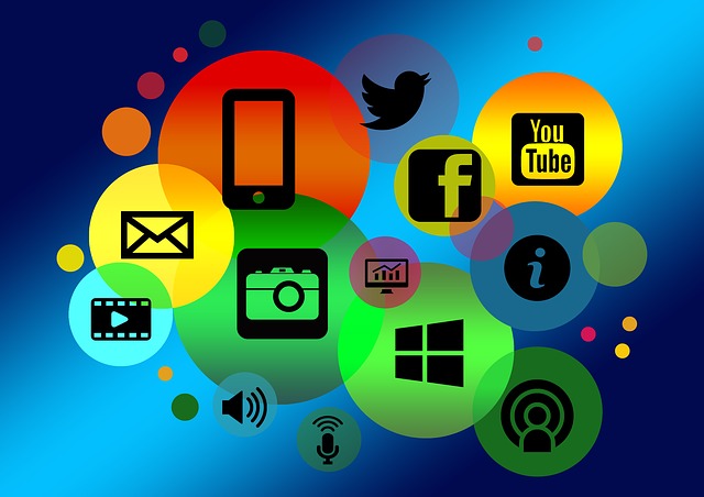 Imagen que nos muestra iconos de redes sociales y de elementos multimedia del estilo vídeos, fotos en globos de colores